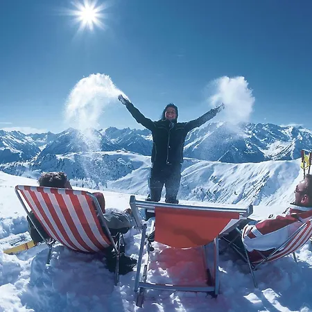 Stylish Flats In Near Lifts Apartment *