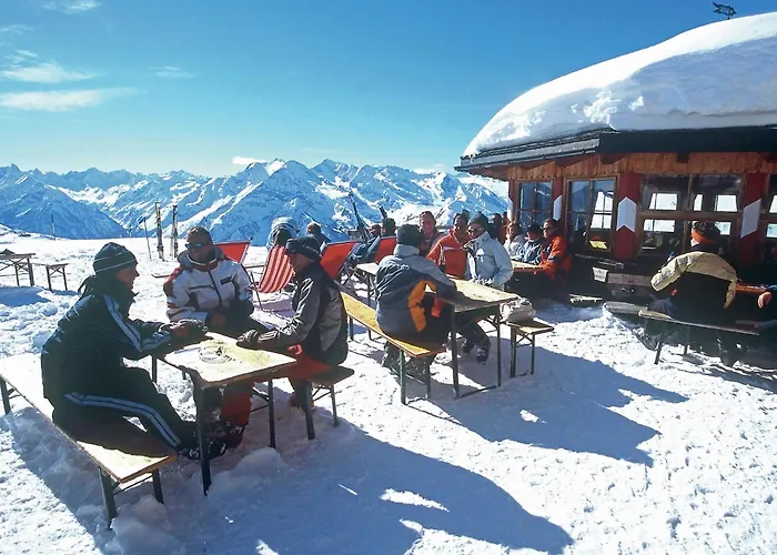 Stylish Flats In Near Lifts Apartment *